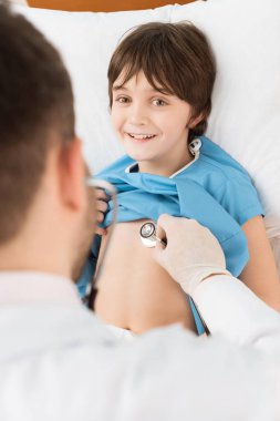 Doktor muayene çocuk hasta 