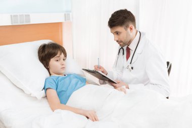 Doktor muayene çocuk hasta 