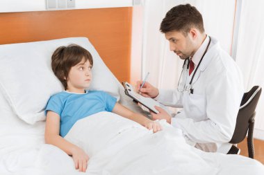 Doktor muayene çocuk hasta 