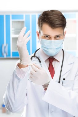 Doktor tıbbi üniformalı