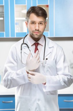 Doktor tıbbi üniformalı