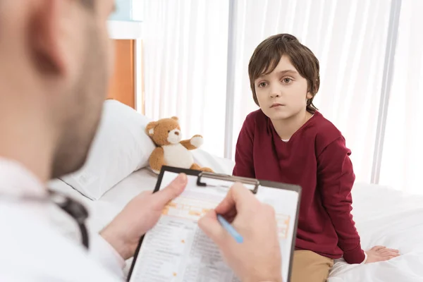 Γιατρός εξετάζει ασθενή παιδί — Φωτογραφία Αρχείου