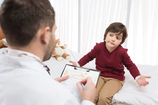 Läkare undersöka barnet patient — Stockfoto