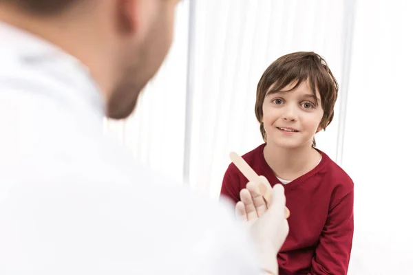 Médecin examinant enfant patient — Photo