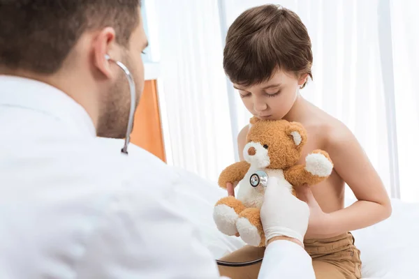 Läkare undersöka barnet patient — Stockfoto