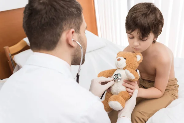 Arzt untersucht Kinderpatientin — kostenloses Stockfoto
