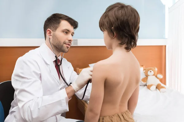 Médico examinando paciente criança — Fotografia de Stock