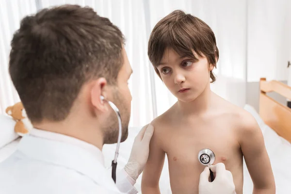 Doktor muayene çocuk hasta — Stok fotoğraf