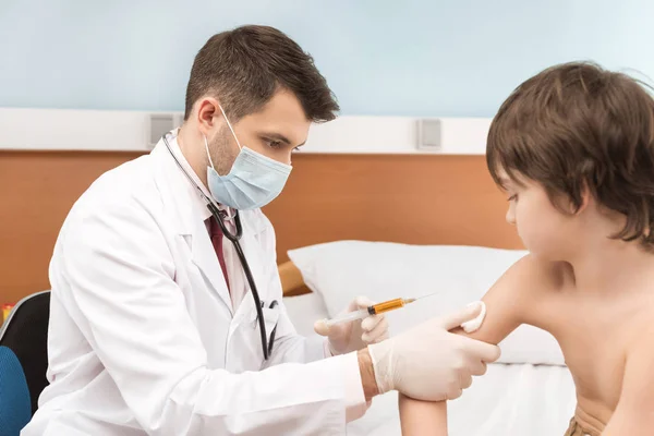 Doctor making injection to boy — Stock Photo, Image