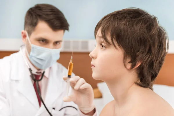Läkare ger injektionen till pojke — Stockfoto