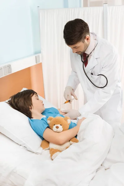 Pediatra y paciente en el hospital — Foto de Stock