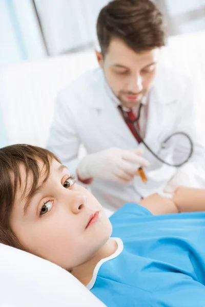 Pediatrician and patient in hospital — Stock Photo, Image
