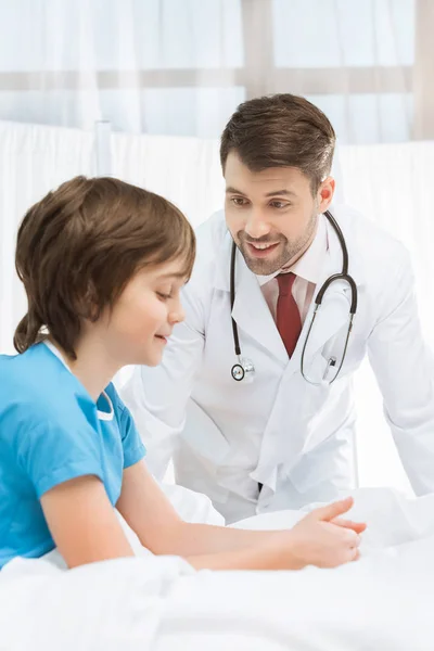 Pediatra e paziente in ospedale — Foto Stock
