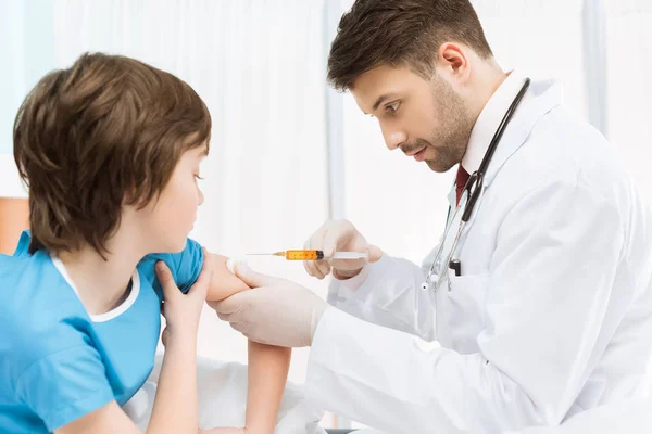 Lekarz, Dokonywanie wtrysku do chłopca — Zdjęcie stockowe