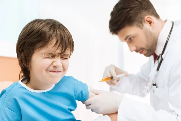 Läkare ger injektionen till pojke — Stockfoto