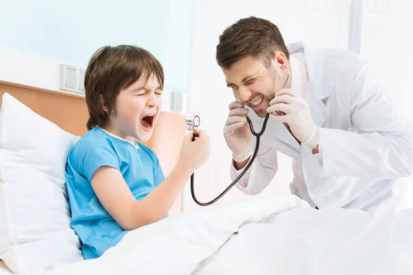 Médecin examinant enfant patient — Photo