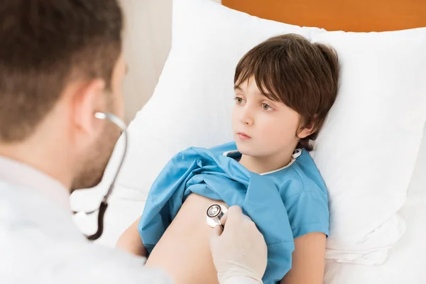 Médico examinando paciente infantil — Foto de Stock