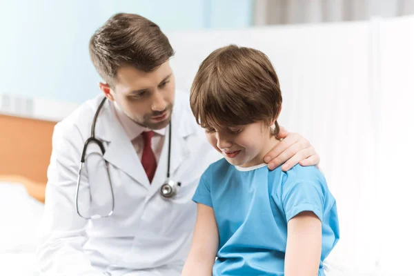 Médecin et enfant patient — Photo