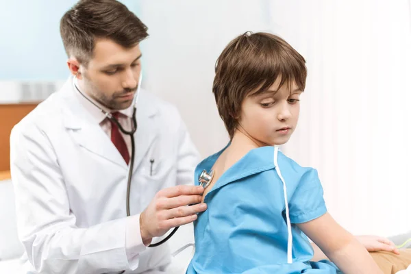 Läkare undersöka barnet patient — Stockfoto