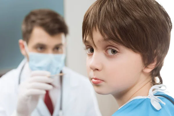 Arts onderzoekende kind patiënt — Stockfoto