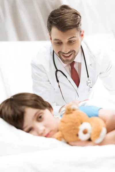 Médico y paciente infantil — Foto de stock gratis