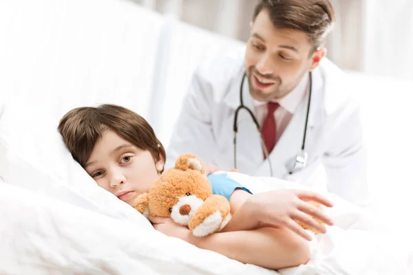 Лікар і дитячий пацієнт — стокове фото