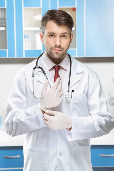 Médico de uniforme médico — Fotografia de Stock