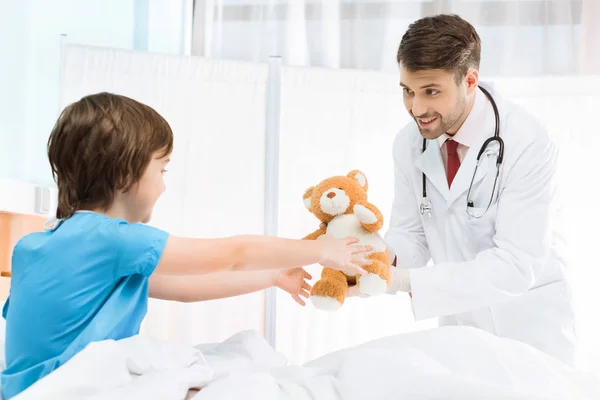 Pasien anak dengan boneka beruang Stok Foto