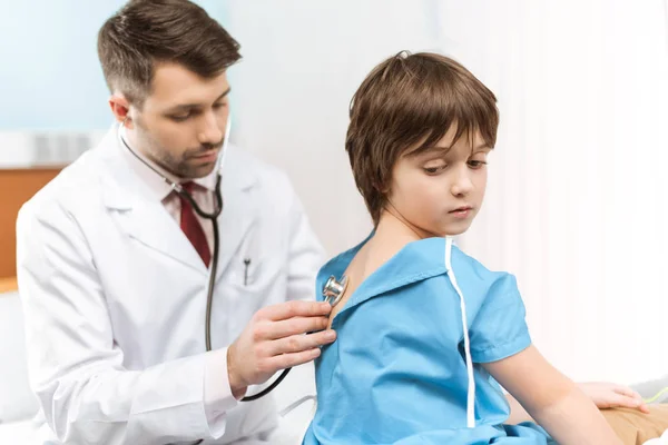 Лікар вивчає пацієнта дитини Стокове Зображення