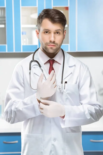 Лікар в медичній формі Ліцензійні Стокові Фото