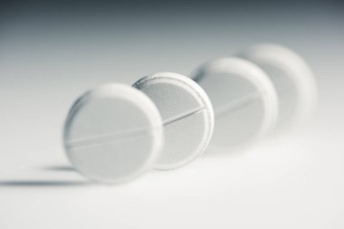 Yuvarlak beyaz tabletler  