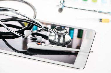 Stetoskop ve dijital tablet