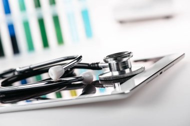 Stetoskop ve dijital tablet