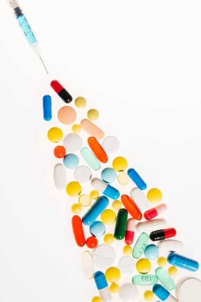 Medical pills and syringe — Stock Photo, Image