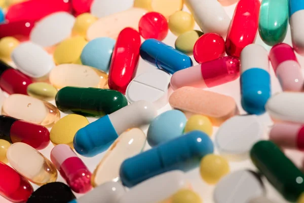 Куча разноцветных таблеток — стоковое фото