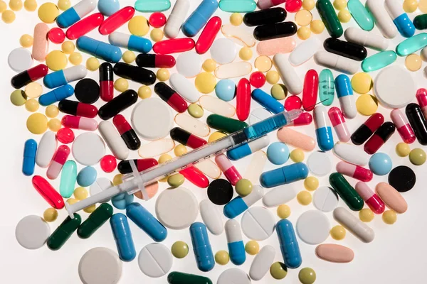 Pillole mediche e siringa — Foto Stock
