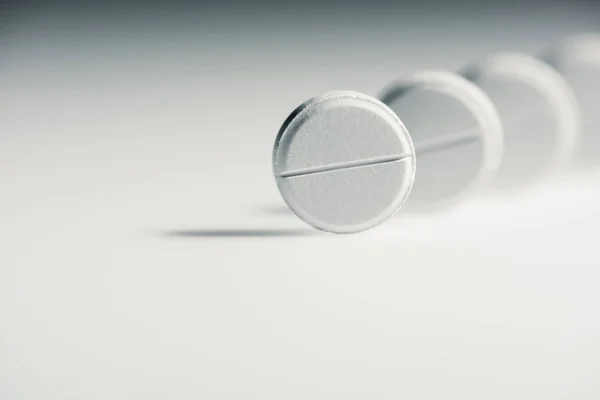 Białe, okrągłe tabletki — Zdjęcie stockowe