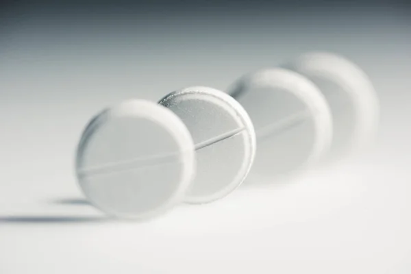 Białe, okrągłe tabletki — Zdjęcie stockowe