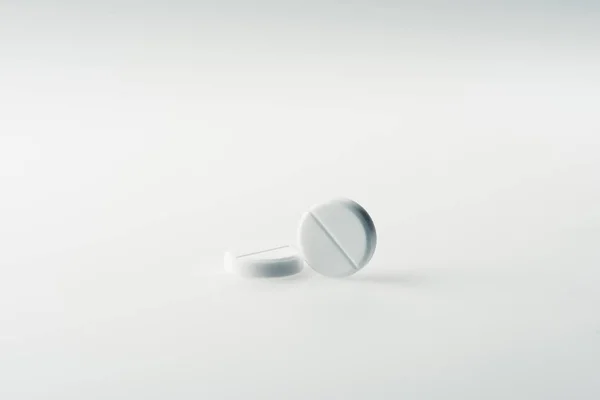 Runda vita tabletter — Stockfoto