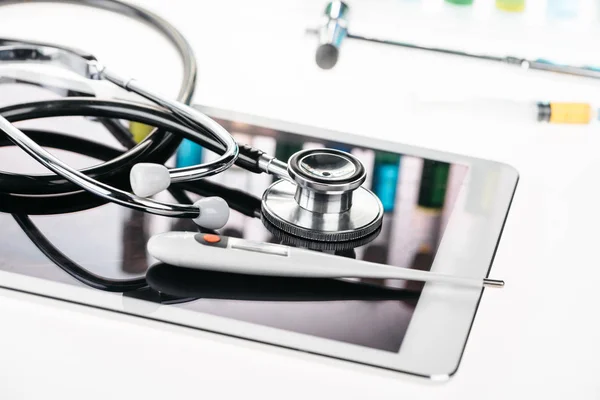 Stetoskop a digitální tablet — Stock fotografie