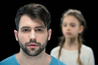 Adam ve küçük kız.