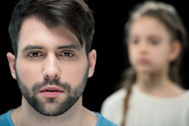 Adam ve küçük kız.