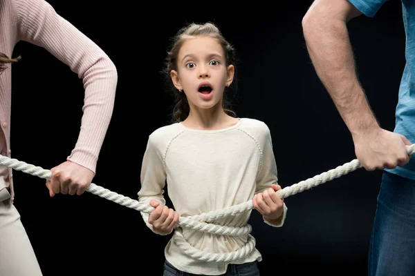 Hija con padres jóvenes — Foto de Stock