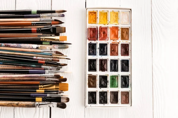 Various paintbrushes and paints — Stock Photo, Image