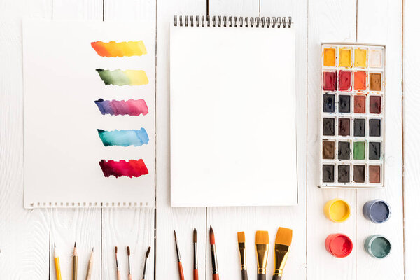 Набор красок и кистей
