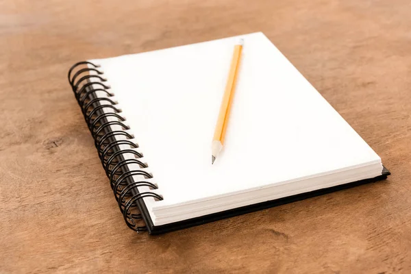 Μολύβι και σημειωματάριο στο τραπέζι — Φωτογραφία Αρχείου