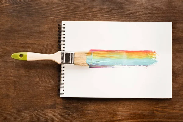 Borstel en kleurrijke penseelstreek — Stockfoto