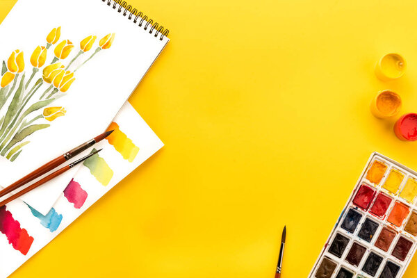 чертежи, краски и кисти
