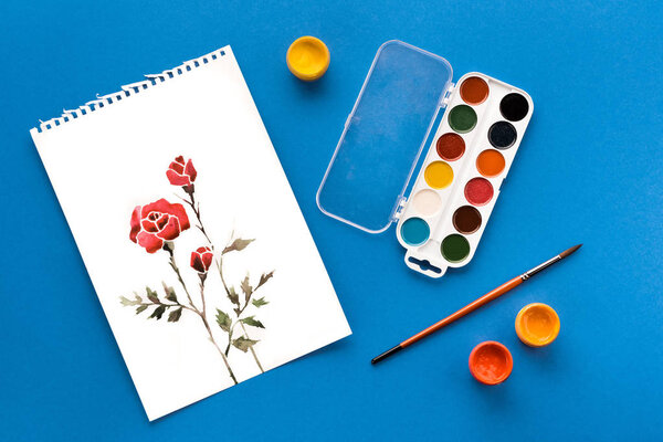 чертежи, краски и кисти
