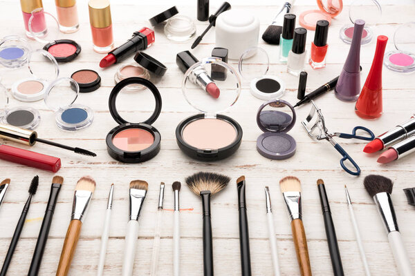 Pinsel und dekorative Kosmetik — Stockfoto